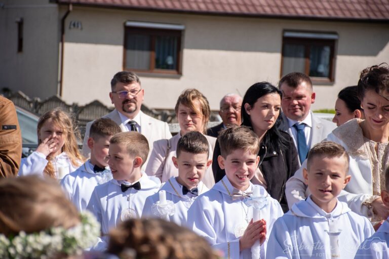 Wyjątkowy dzień w Biadkach. Dzieci przystąpiły do I Komunii Świętej
