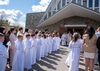 Wyjątkowy dzień w Biadkach. Dzieci przystąpiły do I Komunii Świętej