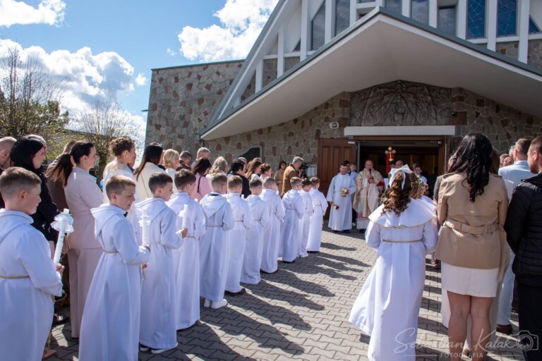 Wyjątkowy dzień w Biadkach. Dzieci przystąpiły do I Komunii Świętej
