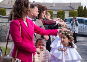 Wyjątkowy dzień w Biadkach. Dzieci przystąpiły do I Komunii Świętej