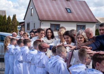 Wyjątkowy dzień w Biadkach. Dzieci przystąpiły do I Komunii Świętej
