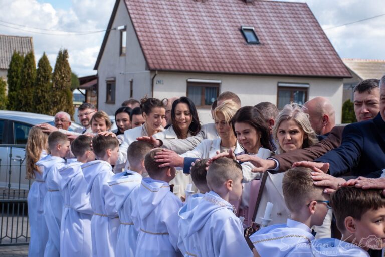 Wyjątkowy dzień w Biadkach. Dzieci przystąpiły do I Komunii Świętej