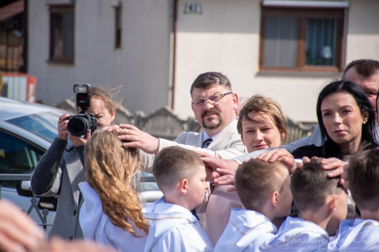Wyjątkowy dzień w Biadkach. Dzieci przystąpiły do I Komunii Świętej