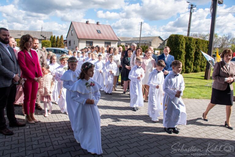 Wyjątkowy dzień w Biadkach. Dzieci przystąpiły do I Komunii Świętej