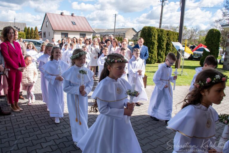 Wyjątkowy dzień w Biadkach. Dzieci przystąpiły do I Komunii Świętej