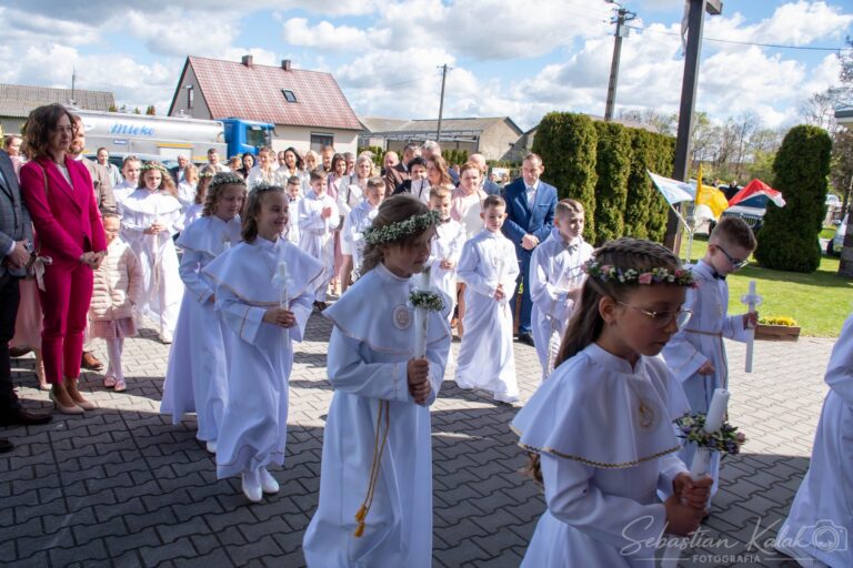 Wyjątkowy dzień w Biadkach. Dzieci przystąpiły do I Komunii Świętej