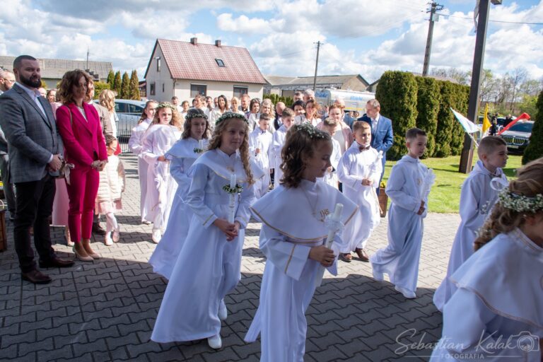 Wyjątkowy dzień w Biadkach. Dzieci przystąpiły do I Komunii Świętej