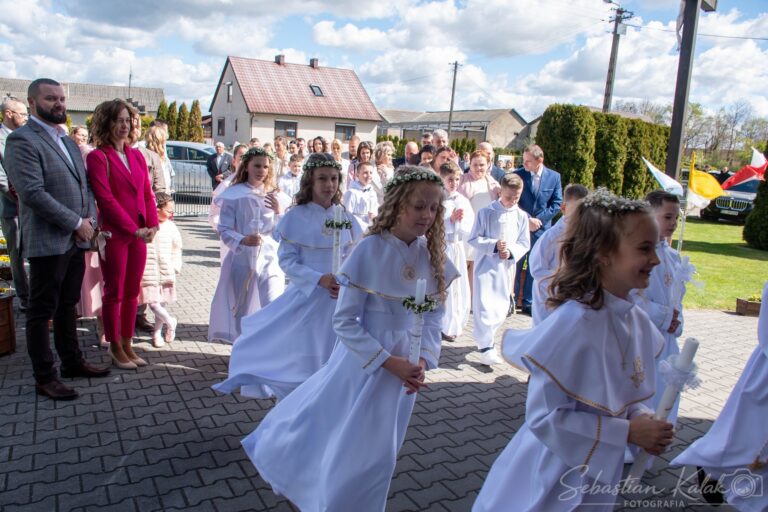 Wyjątkowy dzień w Biadkach. Dzieci przystąpiły do I Komunii Świętej