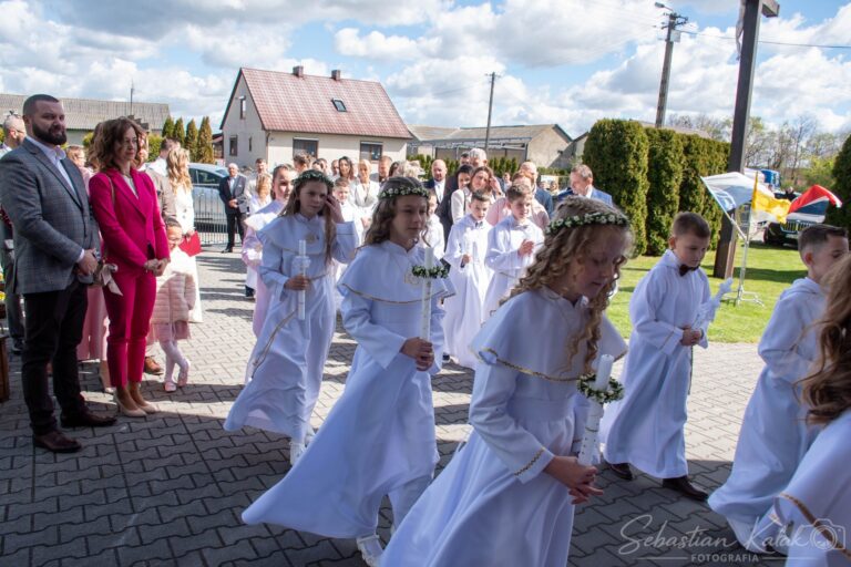 Wyjątkowy dzień w Biadkach. Dzieci przystąpiły do I Komunii Świętej