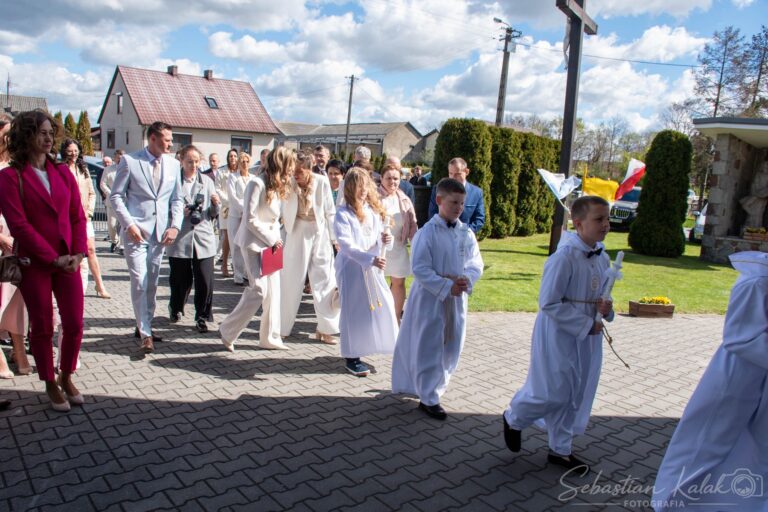 Wyjątkowy dzień w Biadkach. Dzieci przystąpiły do I Komunii Świętej