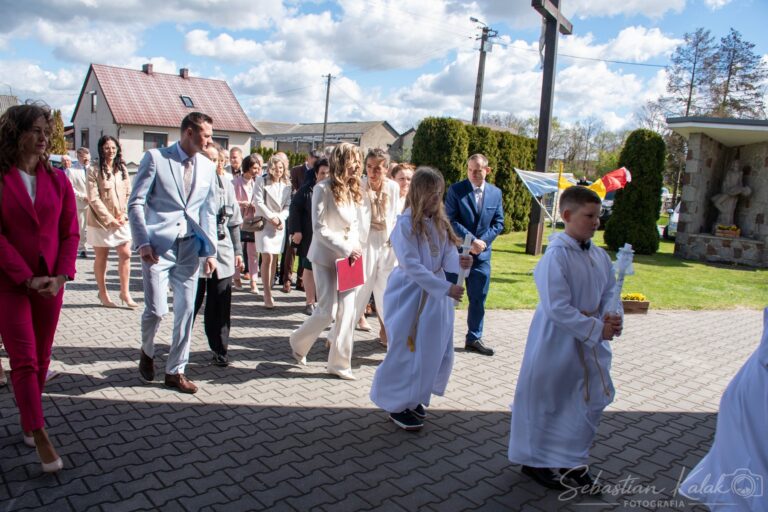 Wyjątkowy dzień w Biadkach. Dzieci przystąpiły do I Komunii Świętej