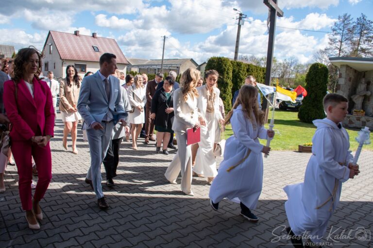 Wyjątkowy dzień w Biadkach. Dzieci przystąpiły do I Komunii Świętej