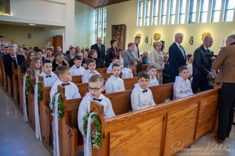 Wyjątkowy dzień w Biadkach. Dzieci przystąpiły do I Komunii Świętej