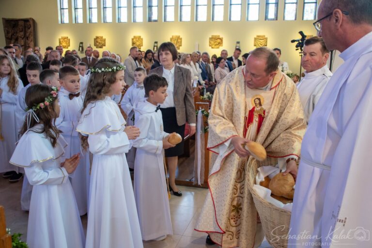 Wyjątkowy dzień w Biadkach. Dzieci przystąpiły do I Komunii Świętej
