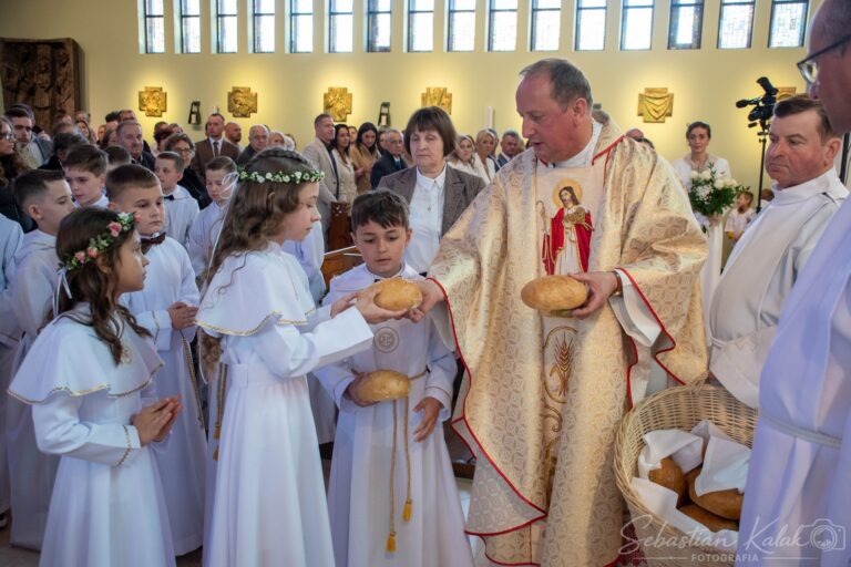 Wyjątkowy dzień w Biadkach. Dzieci przystąpiły do I Komunii Świętej