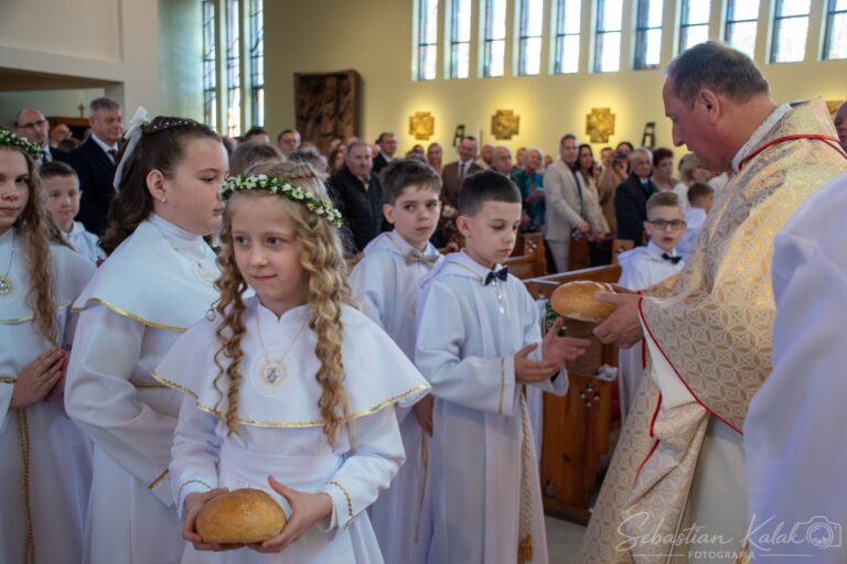 Wyjątkowy dzień w Biadkach. Dzieci przystąpiły do I Komunii Świętej