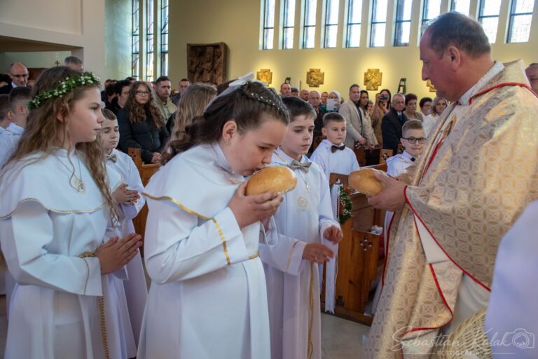 Wyjątkowy dzień w Biadkach. Dzieci przystąpiły do I Komunii Świętej