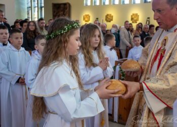 Wyjątkowy dzień w Biadkach. Dzieci przystąpiły do I Komunii Świętej