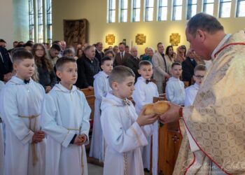 Wyjątkowy dzień w Biadkach. Dzieci przystąpiły do I Komunii Świętej