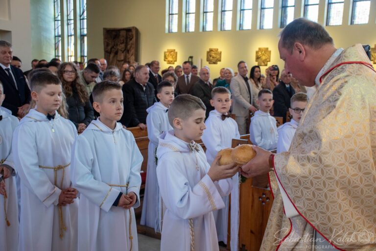 Wyjątkowy dzień w Biadkach. Dzieci przystąpiły do I Komunii Świętej