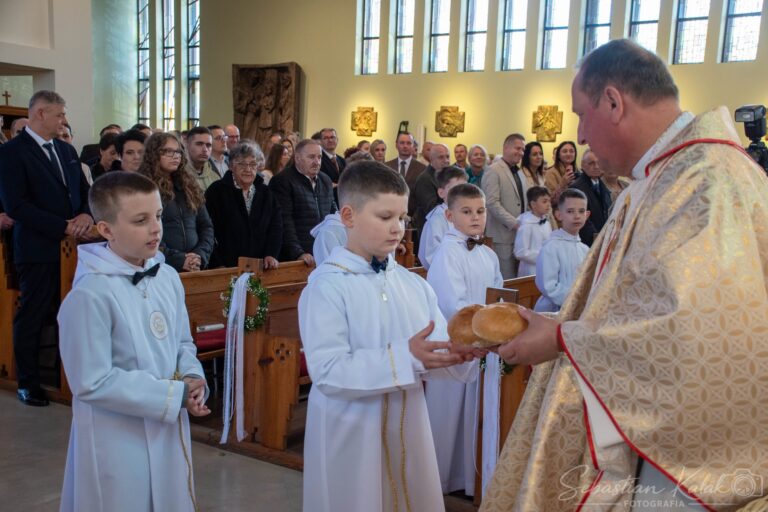 Wyjątkowy dzień w Biadkach. Dzieci przystąpiły do I Komunii Świętej