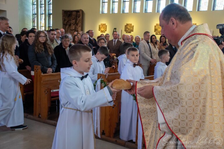 Wyjątkowy dzień w Biadkach. Dzieci przystąpiły do I Komunii Świętej