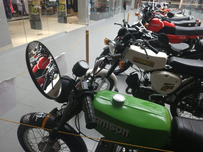 Motocykle i wielkie serca w Galerii Krotoszyńskiej. OLDTIMERS zebrali ponad 11 tysięcy złotych dla Szymonka