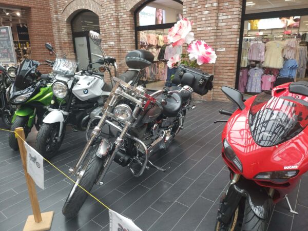 Motocykle i wielkie serca w Galerii Krotoszyńskiej. OLDTIMERS zebrali ponad 11 tysięcy złotych dla Szymonka