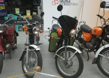 Motocykle i wielkie serca w Galerii Krotoszyńskiej. OLDTIMERS zebrali ponad 11 tysięcy złotych dla Szymonka