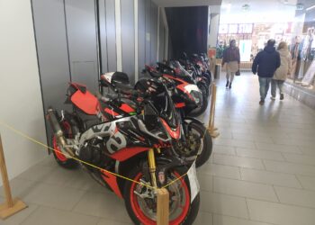 Motocykle i wielkie serca w Galerii Krotoszyńskiej. OLDTIMERS zebrali ponad 11 tysięcy złotych dla Szymonka