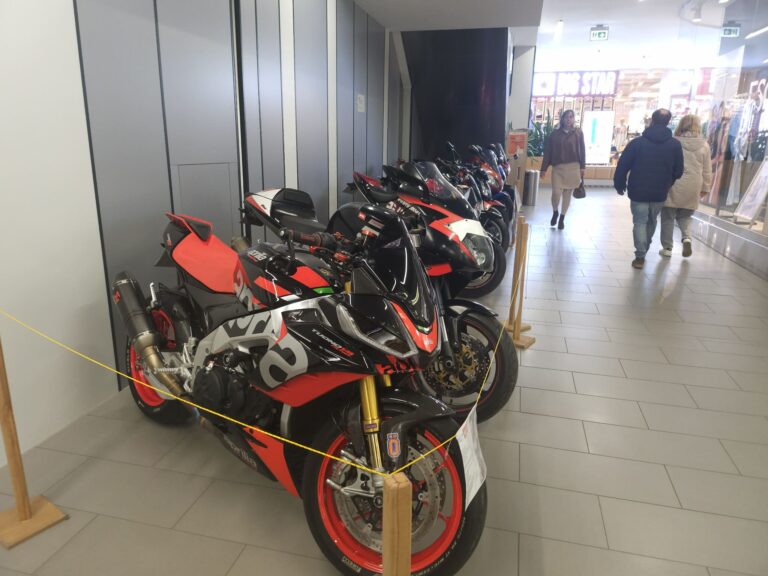 Motocykle i wielkie serca w Galerii Krotoszyńskiej. OLDTIMERS zebrali ponad 11 tysięcy złotych dla Szymonka
