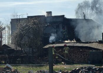 Pożar w Tomnicach. Ogień z budynku gospodarczego przeniósł się na dom