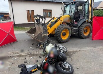 Motocyklista trafił do szpitala po zderzeniu z koparko-ładowarką