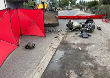 Motocyklista trafił do szpitala po zderzeniu z koparko-ładowarką
