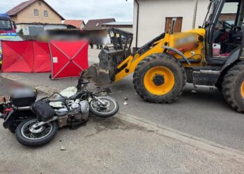 Motocyklista trafił do szpitala po zderzeniu z koparko-ładowarką