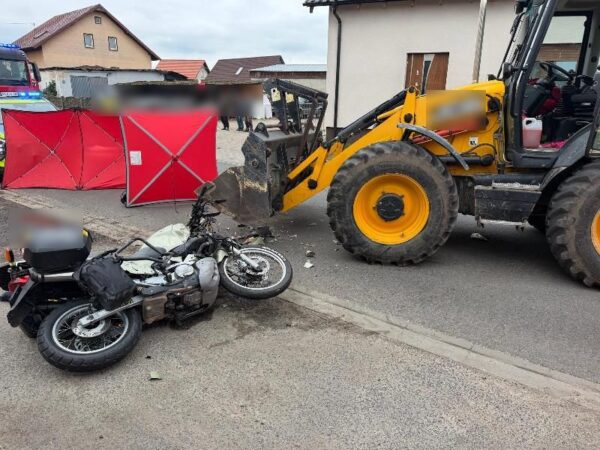 Motocyklista trafił do szpitala po zderzeniu z koparko-ładowarką Motocyklista trafił do szpitala po zderzeniu z koparko-ładowarką