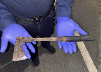Toporkiem zniszczył auto i groził właścicielce. 41-latek trafił do aresztu