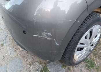 Pijany 71-latek cofając Peugeotem uderzył w policyjny radiowóz