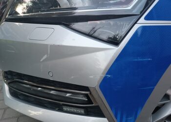 Pijany 71-latek cofając Peugeotem uderzył w policyjny radiowóz
