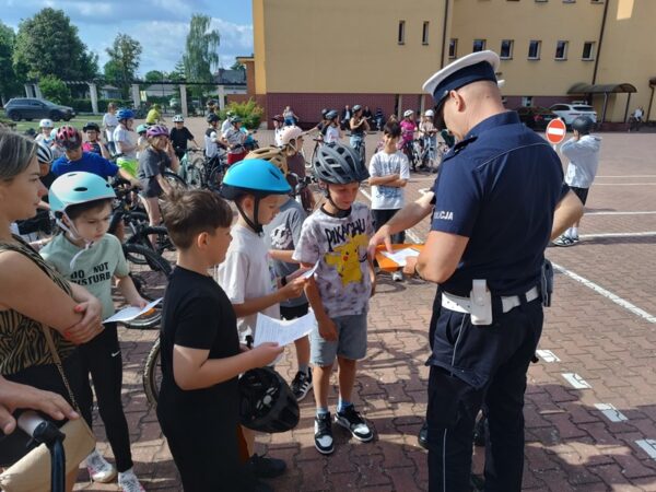 Policjanci sprawdzili umiejętności młodych rowerzystów w Miliczu Policjanci sprawdzili umiejętności młodych rowerzystów w Miliczu