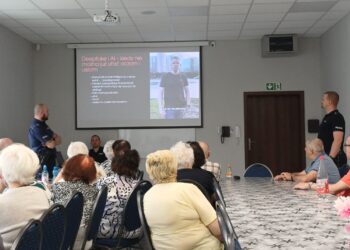 Seniorzy pod lupą oszustów! Policjanci z Krotoszyna ostrzegali przed deepfake i metodą „na wnuczka”