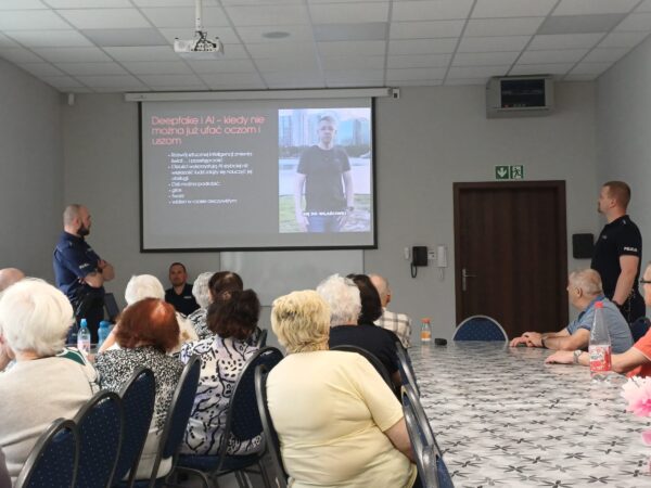 Seniorzy pod lupą oszustów! Policjanci z Krotoszyna ostrzegali przed deepfake i metodą „na wnuczka”