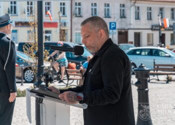 Biel i czerwień na milickim Rynku