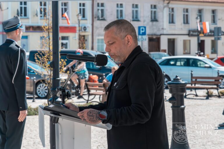 Biel i czerwień na milickim Rynku