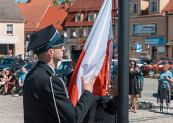 Biel i czerwień na milickim Rynku