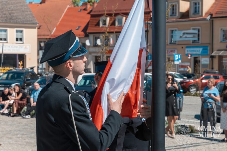 Biel i czerwień na milickim Rynku