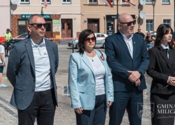 Biel i czerwień na milickim Rynku