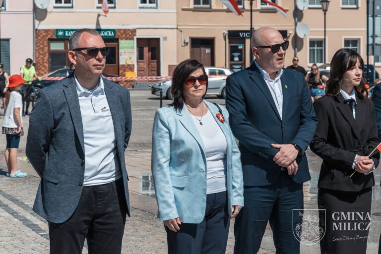 Biel i czerwień na milickim Rynku