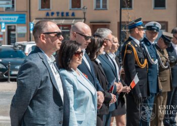 Biel i czerwień na milickim Rynku