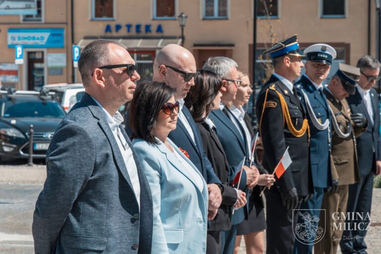 Biel i czerwień na milickim Rynku